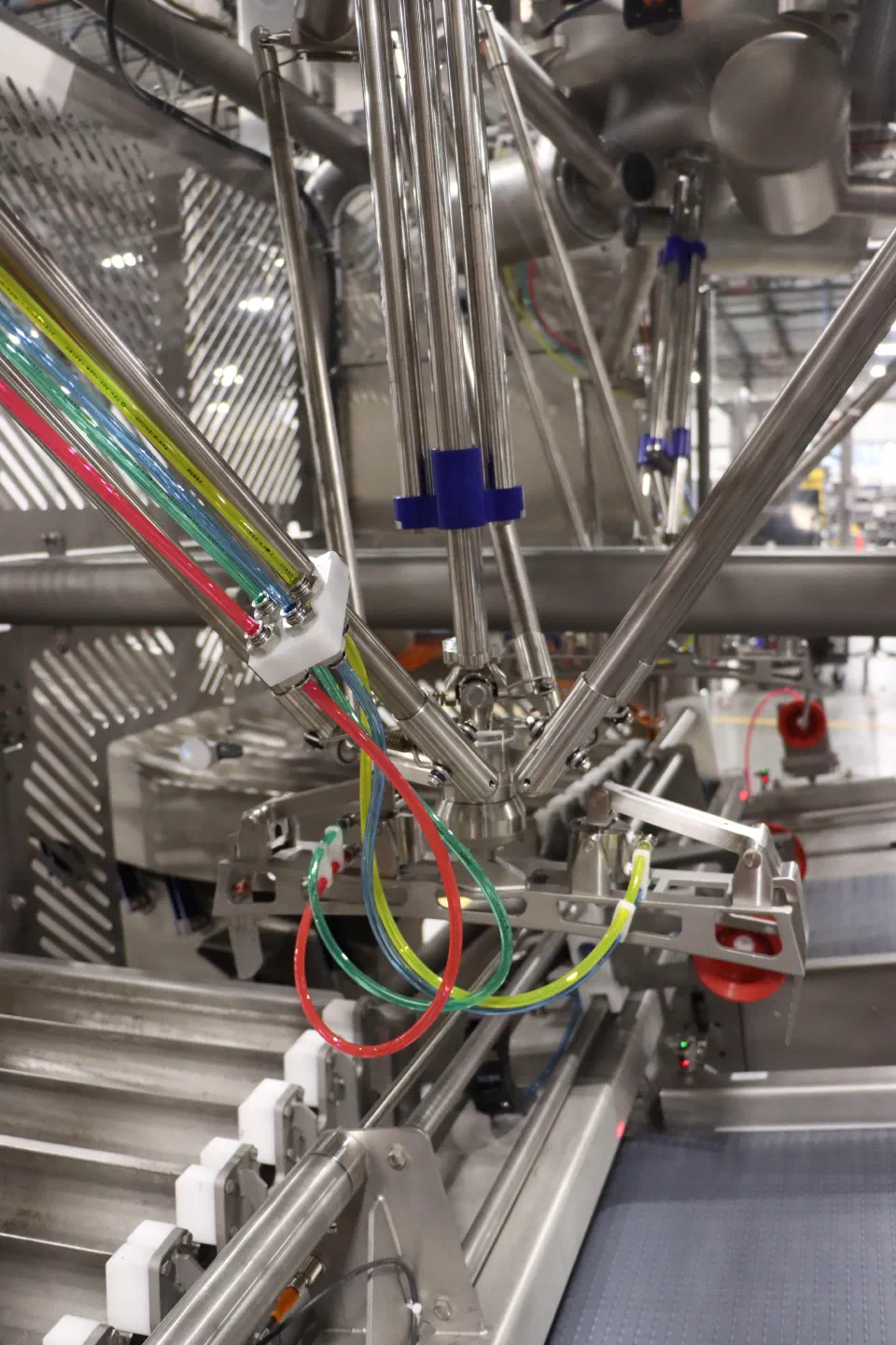 The robot's tool mount and pneumatic harness