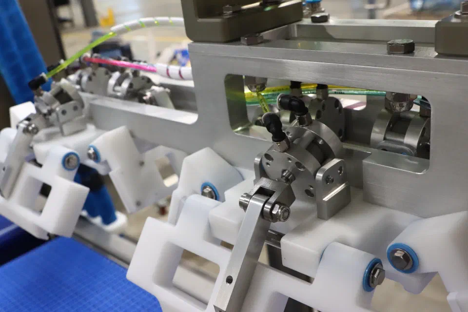 The carton closing tooling's gripper linkage