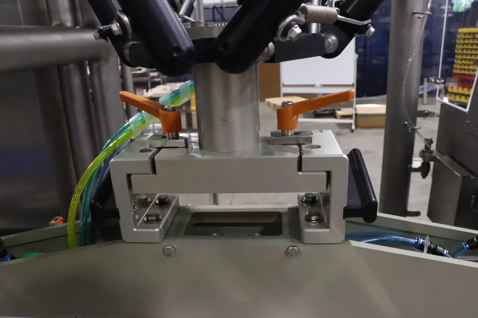 The quick-release tool change on the forming robot's wrist