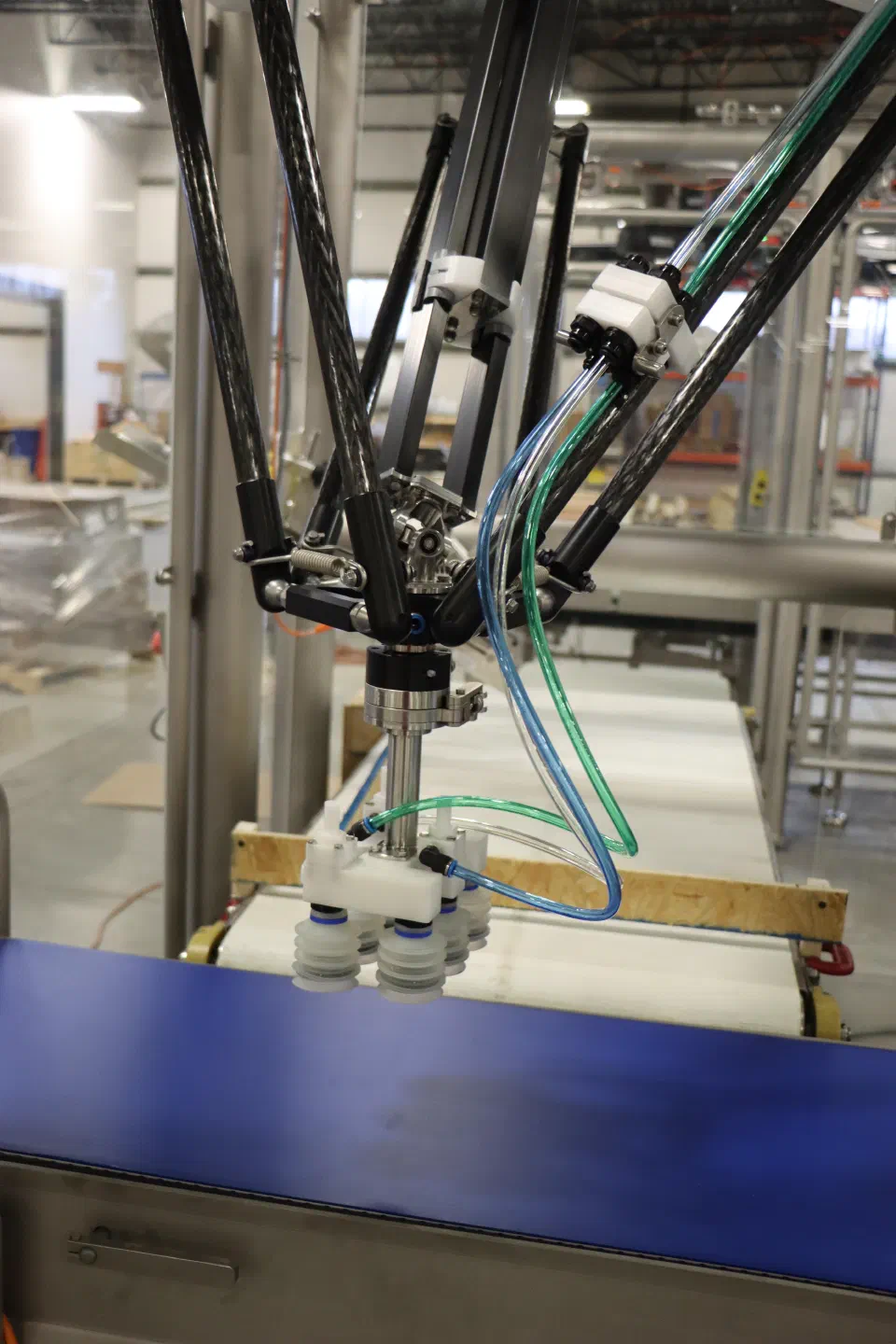 The robot's end effector with the vacuum tooling head