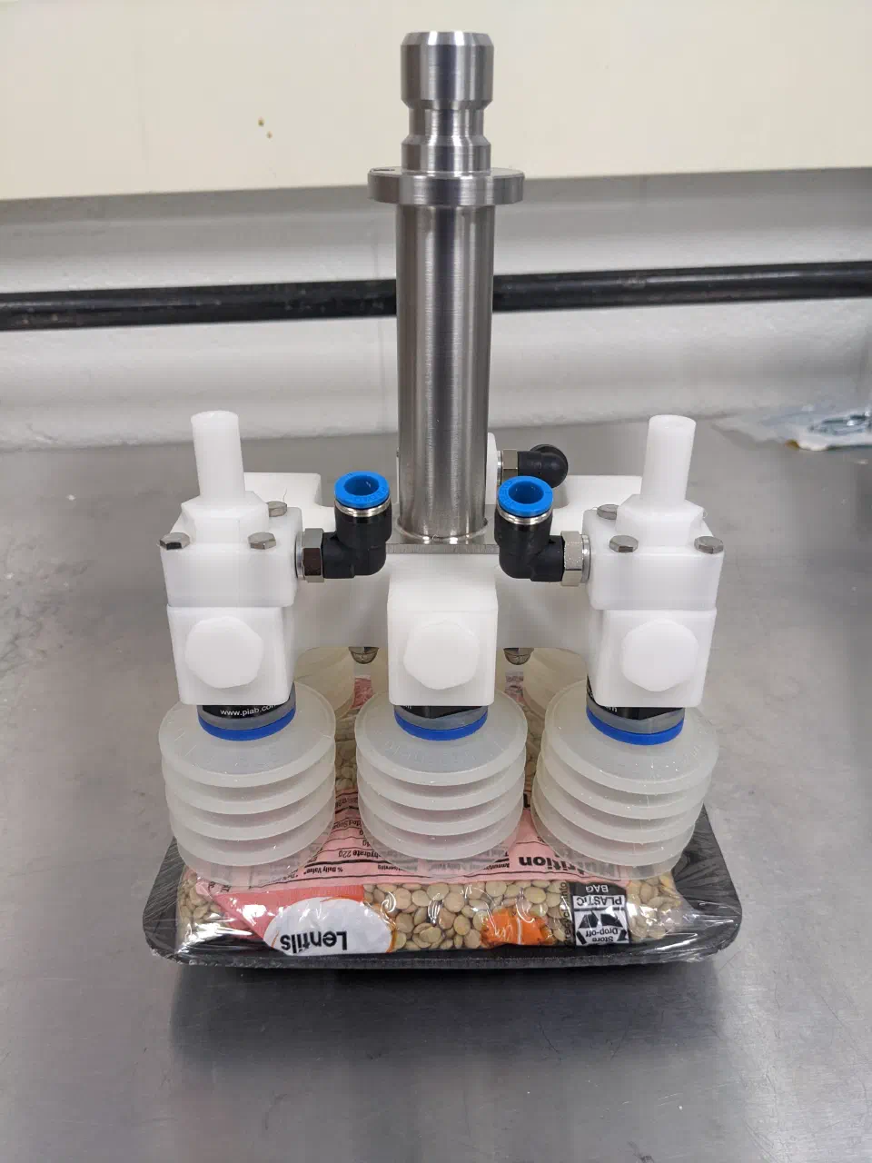 The vacuum tool gripping product during a pick test