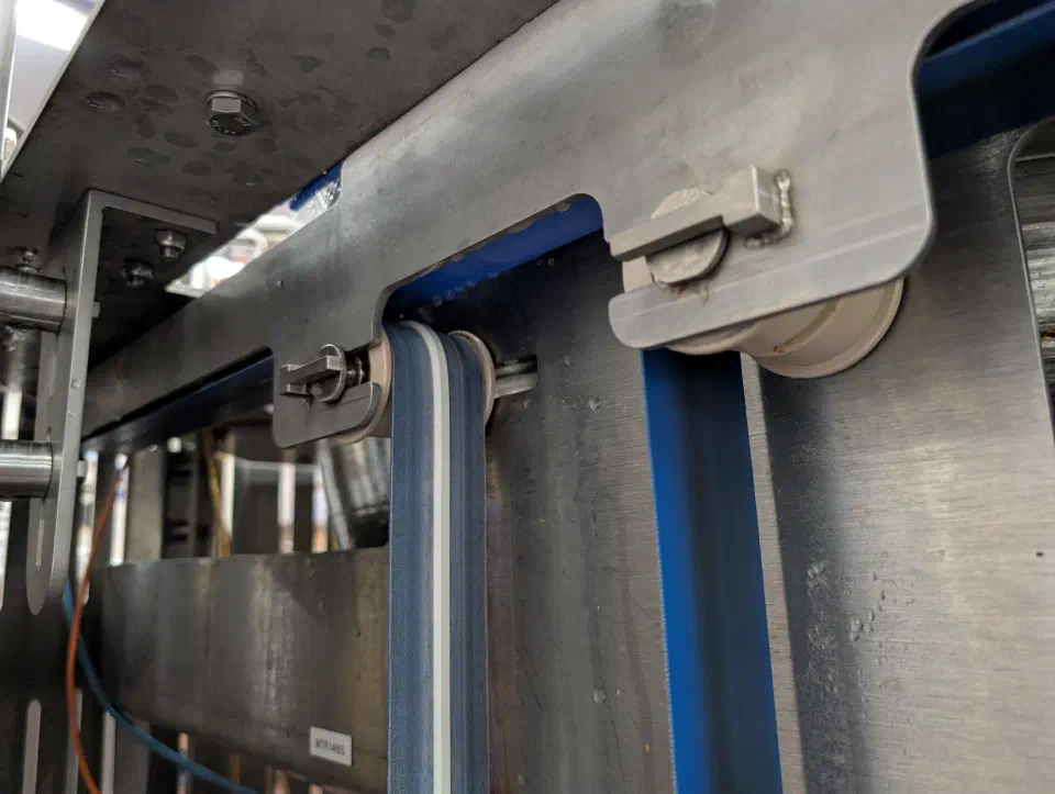 Belt tracking guide and idlers at the bowl exit conveyor