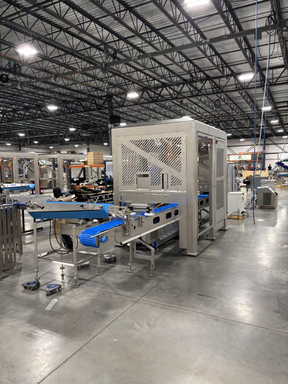 A completed line on the shop floor, with the collation conveyor in front of the robot cell