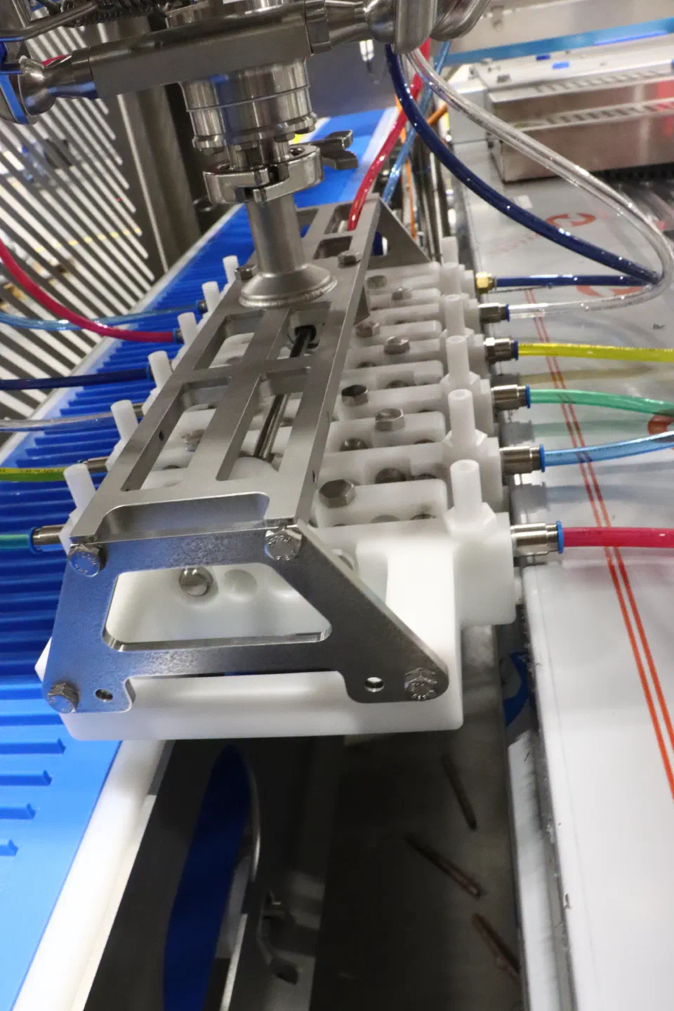 The gang tool's gripper bar and pneumatic airline routing